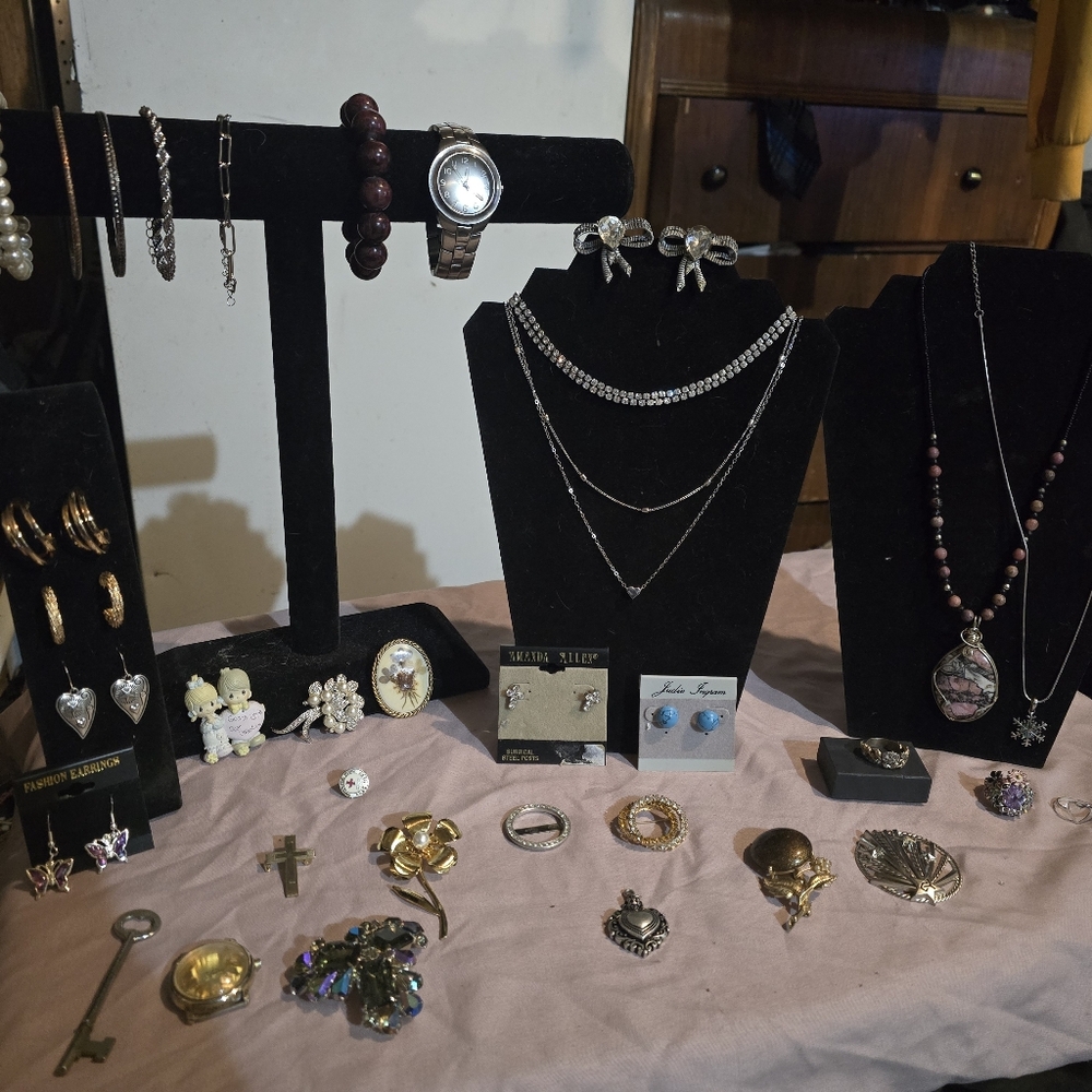 Large Lot Of Estate Jewelry. LOT #10A